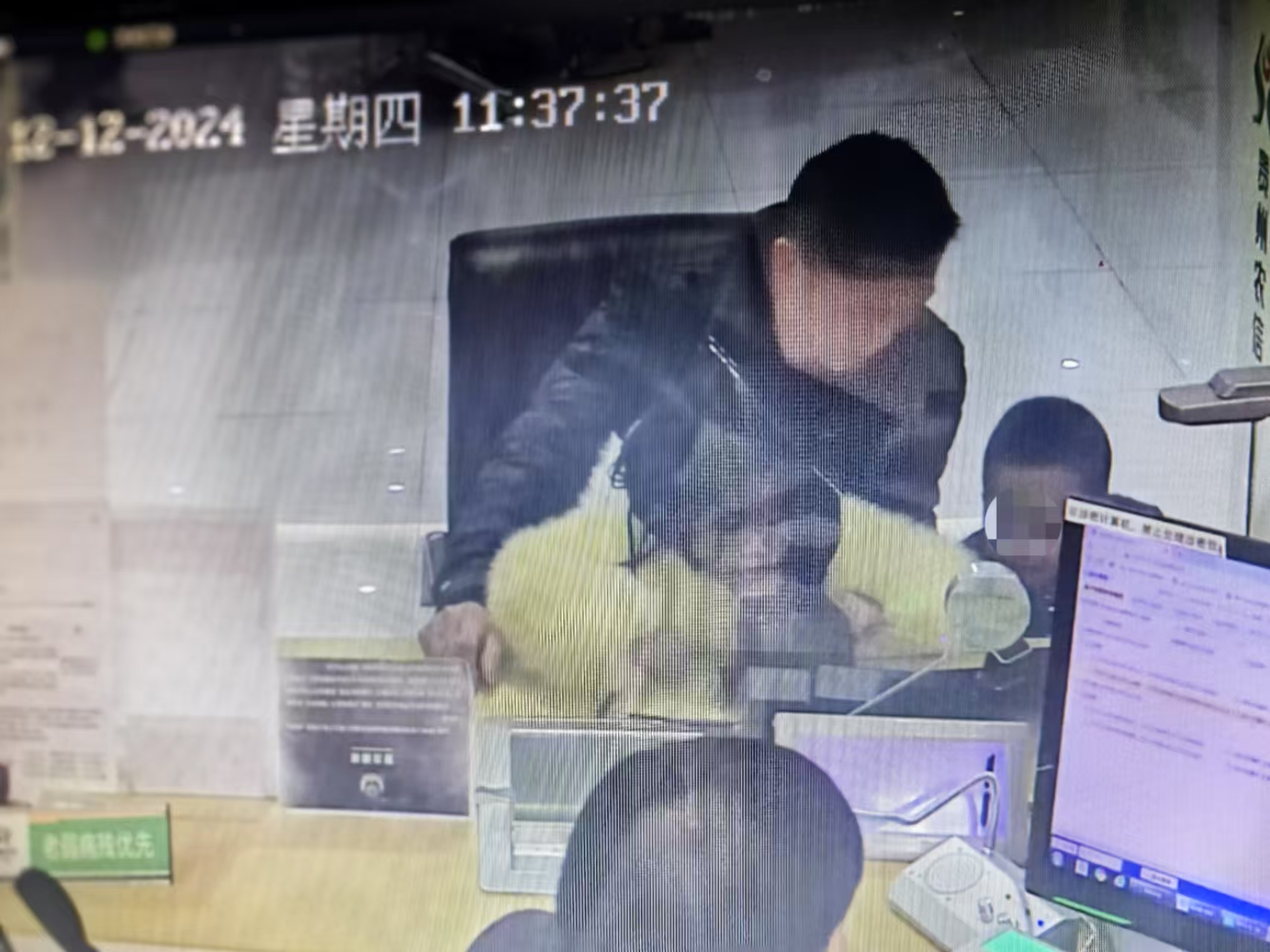 男子携两名孩童.jpg