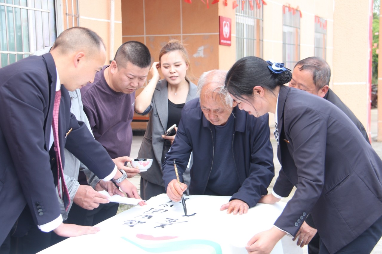 六龙诗词楹联学会老师吟诗题词.jpg